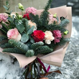 Зимний букет из роз, гвоздик и нобилиса