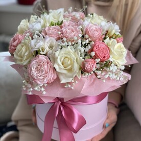 Букет в шляпной коробке «Воздушный поцелуй»