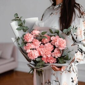 Букет гвоздик с эвкалиптом