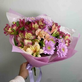 Букет из хризантем и альстромерий