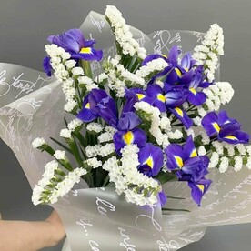 Букет из ирисов и статицы
