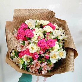 Букет из роз и альстромерий