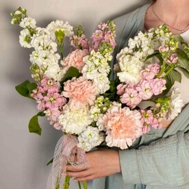 Букет маттиол и гвоздик