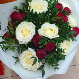 Букет классических и кустовых роз