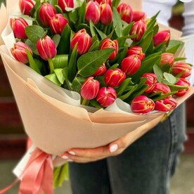 Букет красных тюльпанов
