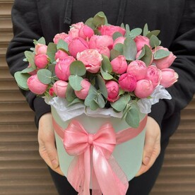 Коробка с пион розами М (к 001)