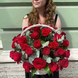 ВИП корзина из красных роз с эвкалиптом (к 020)