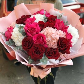 Розы гортензия эвкалипт букет красотке