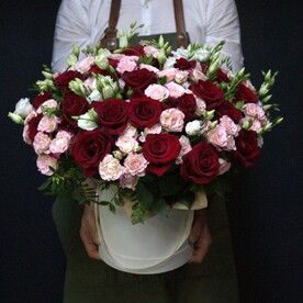 Композиция из роз пионовидных роз и эустомы в коробе с губкой