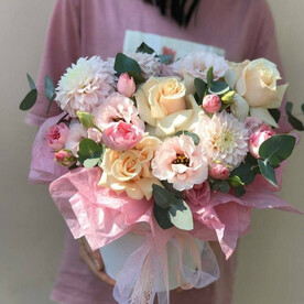 Композиция из нежных цветов в губке