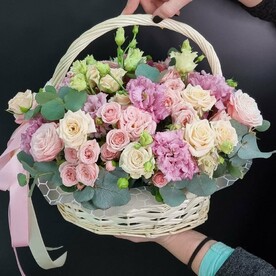 Корзинка с кустовой розой эустомой нежная