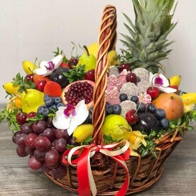 Большая корзина фруктов