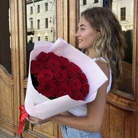 15 Красных роз Рэд Аваланж (60 см) в упаковке розовый каскад