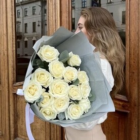 15 Белоснежных Роз Вайт Аваланж (60 см) с Эвкалиптом в упаковке