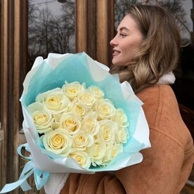 17 Белоснежных роз Вайт Аваланж (60 см) в упаковке