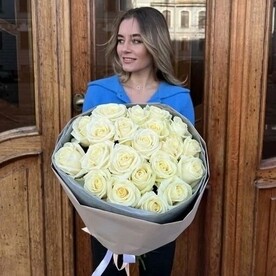 21 Белоснежная роза Вайт Аваланж в упаковке бокал