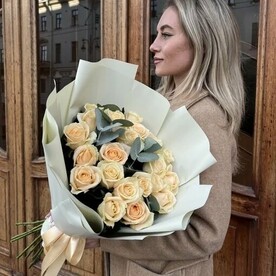 21 роза Пич Аваланж (60 см) с Эвкалиптом в сером тишью