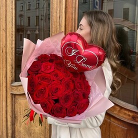 Букет 25 Красных Роз (60см) с шариком Сердце