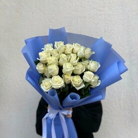 25 белых роз 60 см