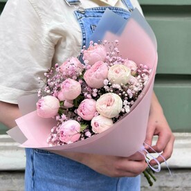 Букет из пионовидной розы с гипсофилой