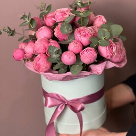 Букет из пионовидных роз в коробе