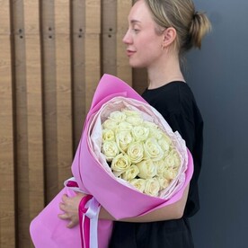 25 белых роз 40 см в розовом оформлении