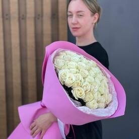51 белая роза в розовом оформлении