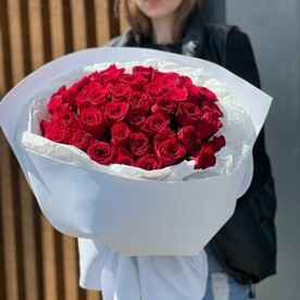 51 красная роза 40 см в белом оформлении