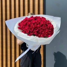 101 красная роза в белом оформлении облако