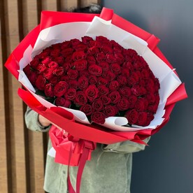 101 красная Роза в фирменном оформлении бесплатная доставка