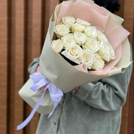 15 белых роз в фирменном оформлении