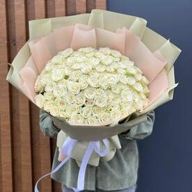 101 белая Роза 40 см в фирменном оформлении