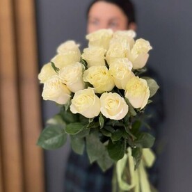 15 белых роз 70 см голландия