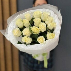 15 роз Mondial 70 см в упаковке