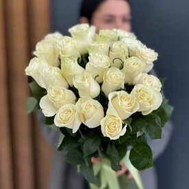 25 белых роз 70 см голландия крупные