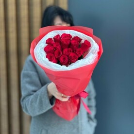 15 красных роз 40 см в упаковке