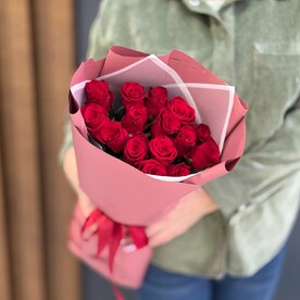 15 красных роз 40 см в упаковке