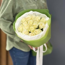 15 белых роз 40 см в упаковке