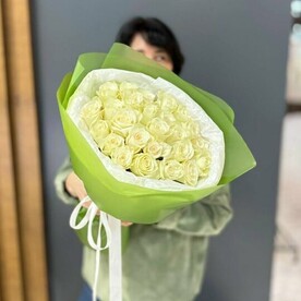 35 белых роз 40 см в упаковке