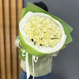 35 белых роз в упаковке