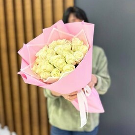 25 белых роз 40 см в упаковке