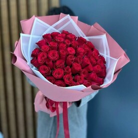 51 красная роза в упаковке