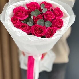 11 роз с эвкалиптом в оформлении