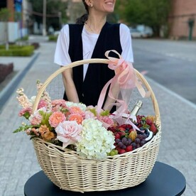 Корзинка с цветами и ягодами роскошная