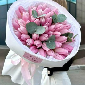 51 тюльпан с эвкалиптом