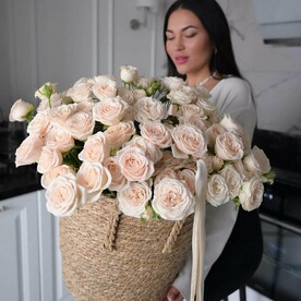 Кустовые пион пионовидные розы в кашпо стильно