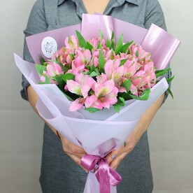 5 розовых альстромерий