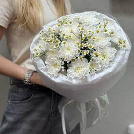 Букет из хризантем и ромашек