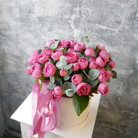 Большая шляпная коробка с пионовидными розами