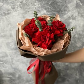 5 красных кружевных роз с эвкалиптом